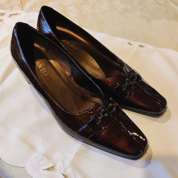 VANEli Patent leather 8.5w Heels. - Picture 2 of 3